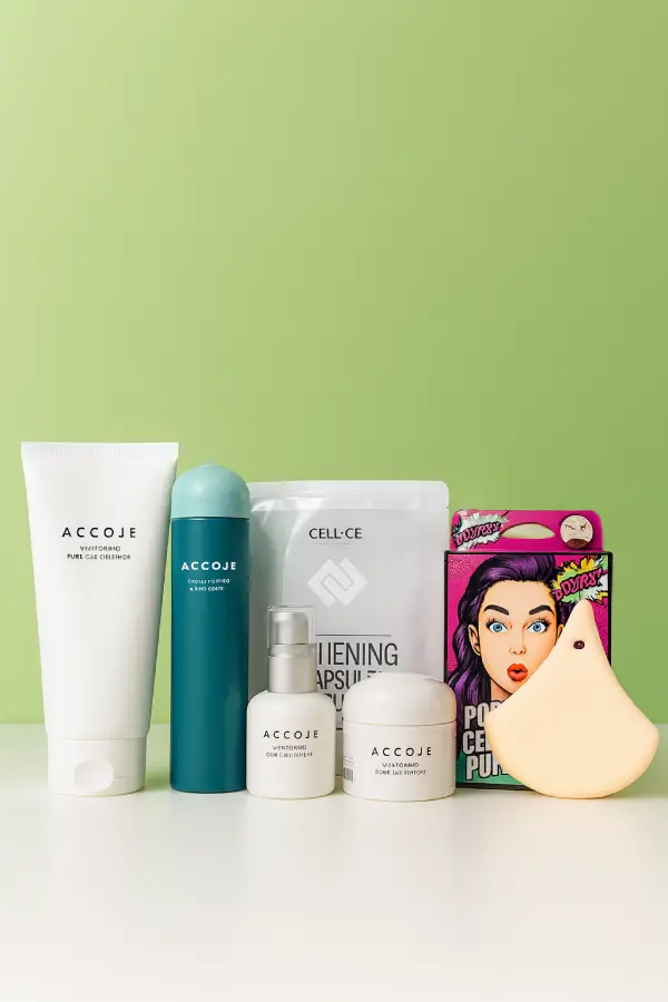 Pack Réparateur Global – Imperfections, Taches & Premiers Signes de l’Âge Routine complète Accoje – Réparation, unification et prévention du vieillissement Le Pack Réparateur Global réunit les soins essentiels Accoje pour agir simultanément sur plusieurs problématiques : imperfections hormonales, taches pigmentaires, irrégularités de texture, perte d’éclat et premiers signes de l’âge. Grâce à une synergie d’ingrédients issus de l’île volcanique de Jeju, cette routine cible les causes profondes des déséquilibres cutanés tout en renforçant la barrière de la peau. Ce pack est idéal si vous souhaitez : Réduire les imperfections dues à l’acné hormonal Atténuer les taches pigmentaires et cicatrices post-acné Lisser le grain de peau Prévenir les premiers signes de l’âge (ridules, perte de fermeté) Apporter hydratation, protection et éclat durable Une routine quotidienne simple, efficace et adaptée à tous les types de peau, même sensibles.