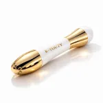 K-YOUTY SKIN BOOSTER Appareil galvanique professionnel inspiré des protocoles coréens, le K-Youty Skin Booster associe micro-courant et e-ionisation pour optimiser la pénétration des sérums, stimuler le drainage lymphatique et améliorer visiblement l’élasticité de la peau. Doté d’une tête conductrice plaquée or 24K et d’une technologie ionique avancée, il offre un effet lift et glow immédiat en seulement quelques minutes. Atouts du produit : Technologie galvanique & micro-courant : Optimise la pénétration des sérums et améliore visiblement l’efficacité des actifs. Effet lift & glow immédiat : Stimule la peau pour une apparence plus ferme, plus lumineuse et plus lisse. Drainage ciblé : Aide à réduire visiblement l’apparence des poches et à redéfinir les contours du visage. Amélioration visible de l’élasticité : Contribue à lisser l’apparence des ridules et à soutenir la fermeté de l’ovale. Plaquage or 24K premium : Assure une conductivité optimale, un contact doux pour la peau et une meilleure durabilité. Routine rapide et maîtrisée : S’intègre facilement à votre skincare quotidienne en seulement quelques minutes.