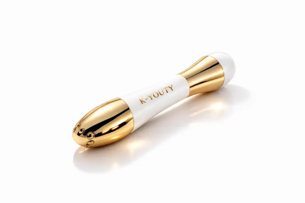 K-YOUTY SKIN BOOSTER Appareil galvanique professionnel inspiré des protocoles coréens, le K-Youty Skin Booster associe micro-courant et e-ionisation pour optimiser la pénétration des sérums, stimuler le drainage lymphatique et améliorer visiblement l’élasticité de la peau. Doté d’une tête conductrice plaquée or 24K et d’une technologie ionique avancée, il offre un effet lift et glow immédiat en seulement quelques minutes. Atouts du produit : Technologie galvanique & micro-courant : Optimise la pénétration des sérums et améliore visiblement l’efficacité des actifs. Effet lift & glow immédiat : Stimule la peau pour une apparence plus ferme, plus lumineuse et plus lisse. Drainage ciblé : Aide à réduire visiblement l’apparence des poches et à redéfinir les contours du visage. Amélioration visible de l’élasticité : Contribue à lisser l’apparence des ridules et à soutenir la fermeté de l’ovale. Plaquage or 24K premium : Assure une conductivité optimale, un contact doux pour la peau et une meilleure durabilité. Routine rapide et maîtrisée : S’intègre facilement à votre skincare quotidienne en seulement quelques minutes.